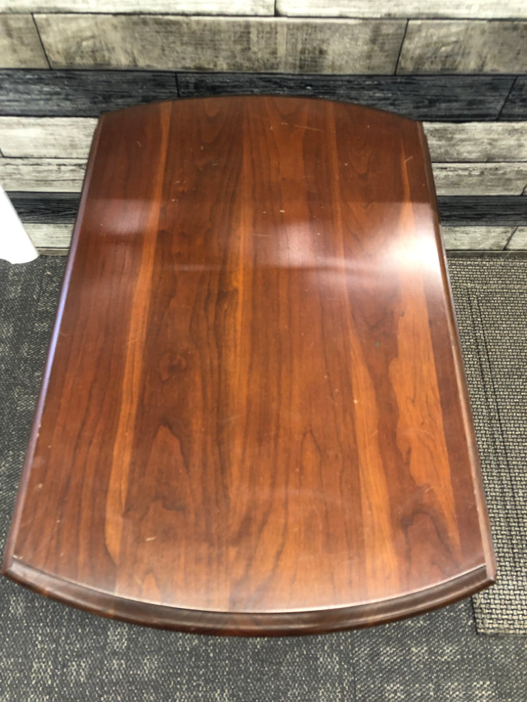 OVAL CHERRY WOOD DROP SIDE TABLE.