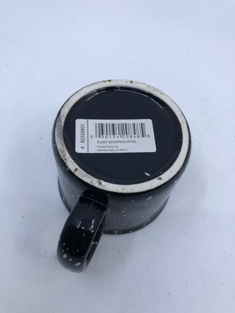 BLACK/ WHITE MUG