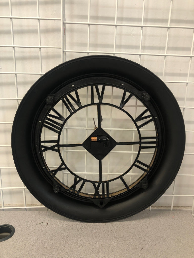 ROUND BLACK/GOLD WALL CLOCK.