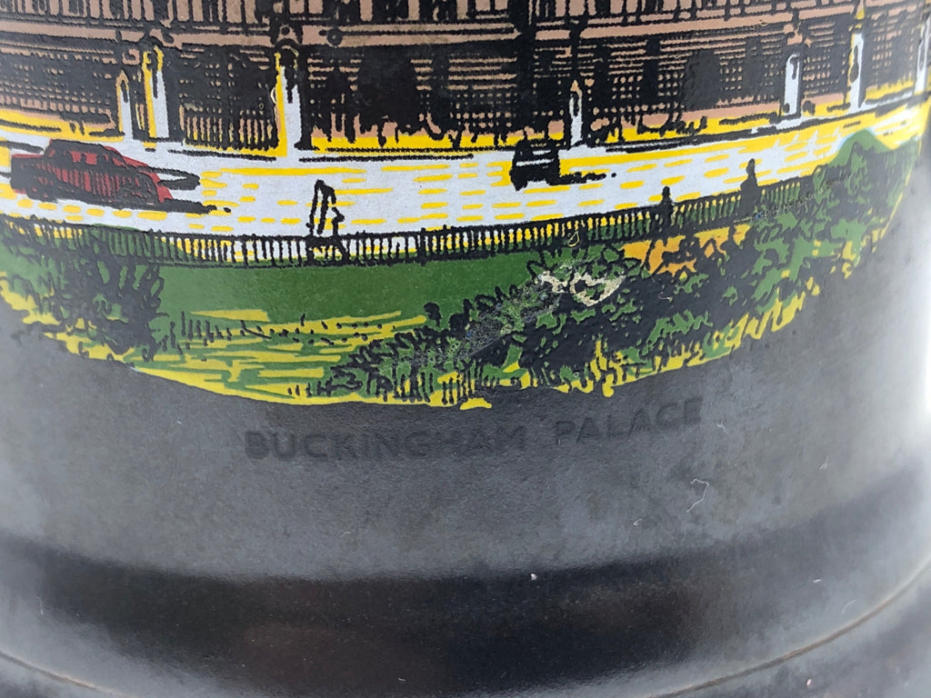 BUCKINGHAM PALACE BLACK MUG.