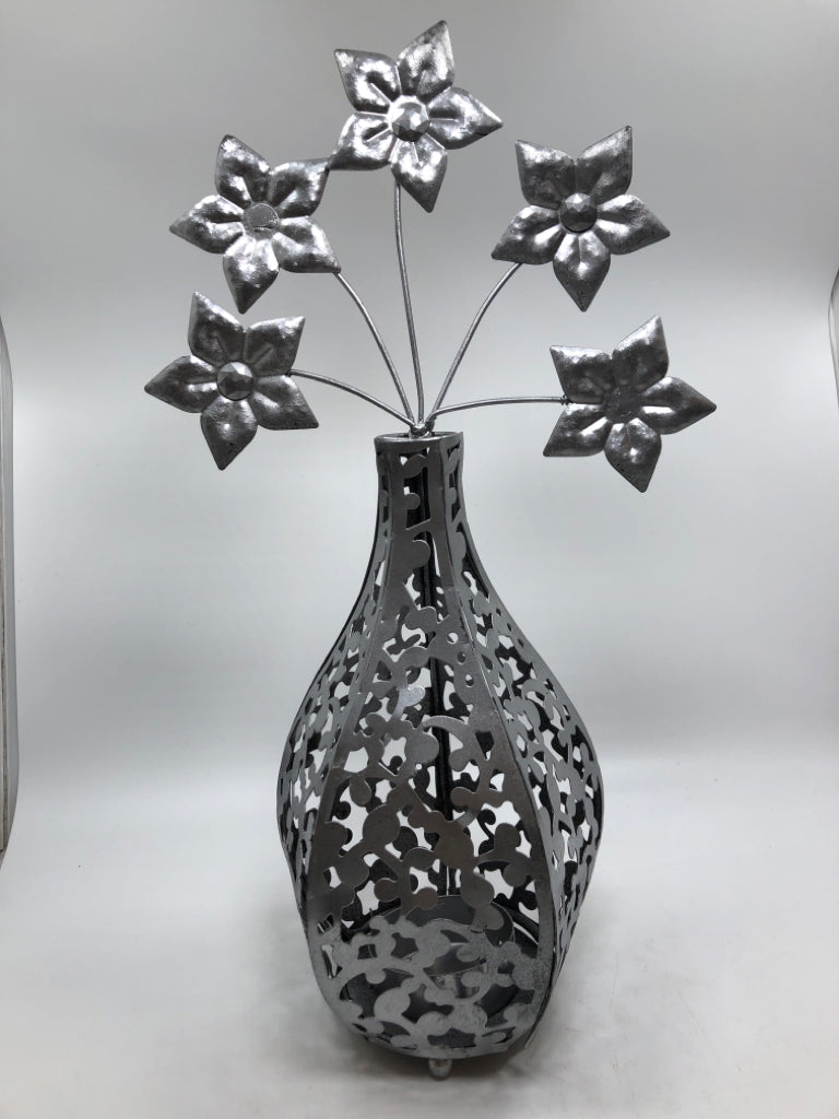 WELDED FLOWERS IN VASE TEA LIGHT HOLDER.