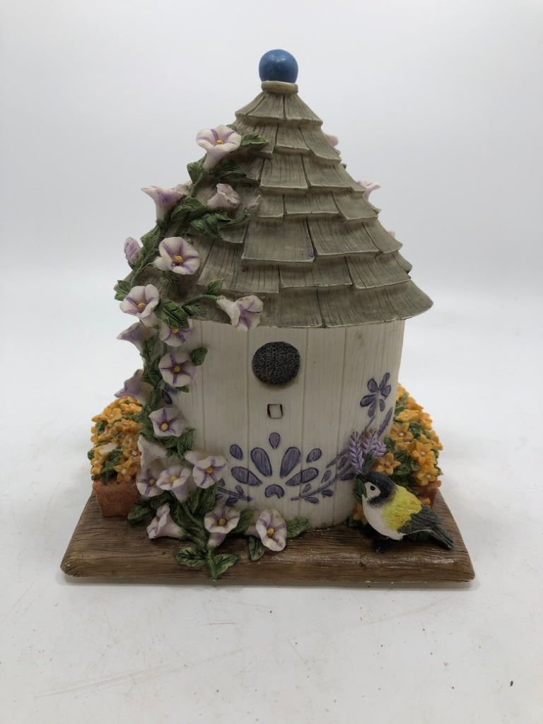 BIRD HOUSE AND FLOWERS RESIN NAPKIN HOLDER.