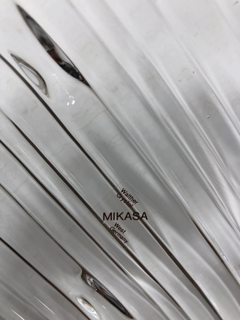 TEXTURED SERVING BOWL W/FROSTED HANDLES.