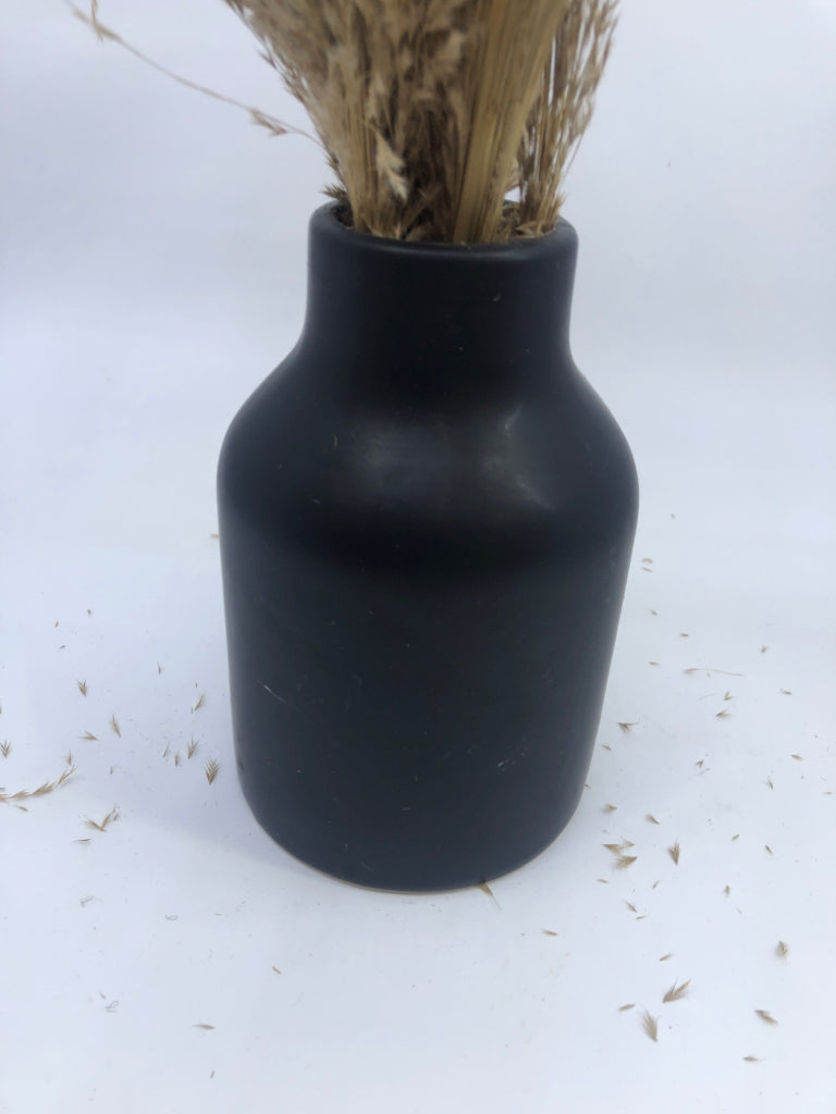 BROWN FAUX GRASS IN BLACK VASE DECOR.