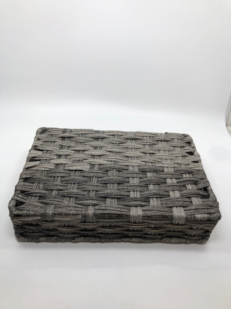 GRAY SECTIONED WOVEN ORGANIZER.