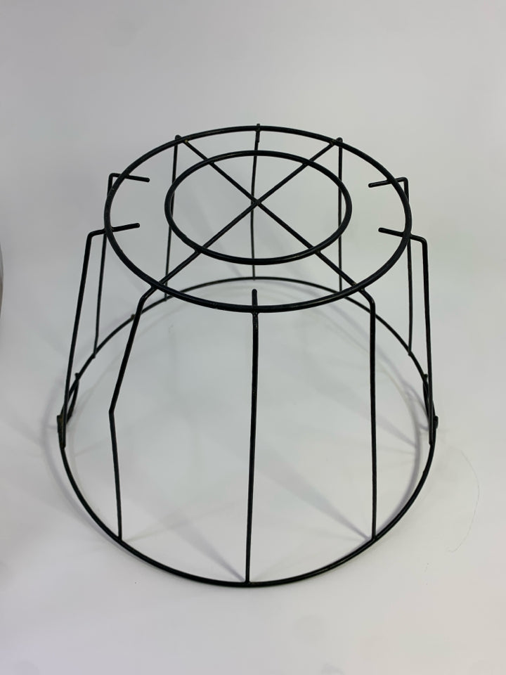 ROUND BLACK WIRE BASKET W/SMALL HANDLES.