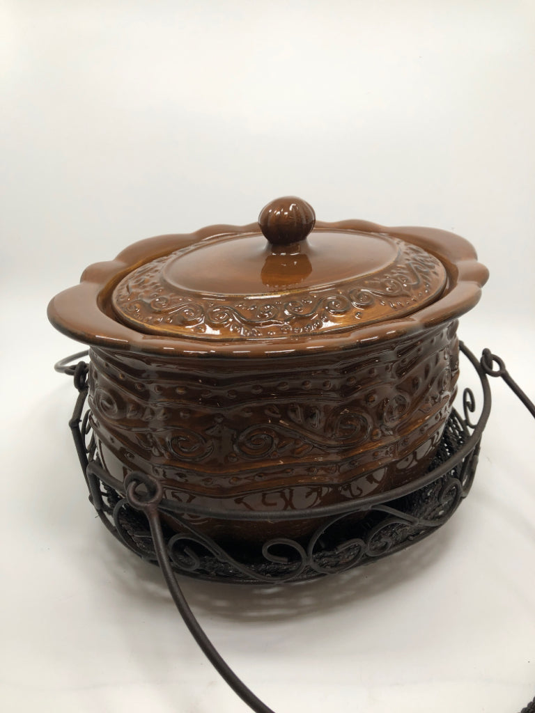 2PC BROWN STONEWARE BEAN POT IN BROWN METAL CARRIER.