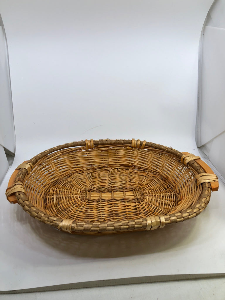 BLONDE WICKER BASKET TRAY.