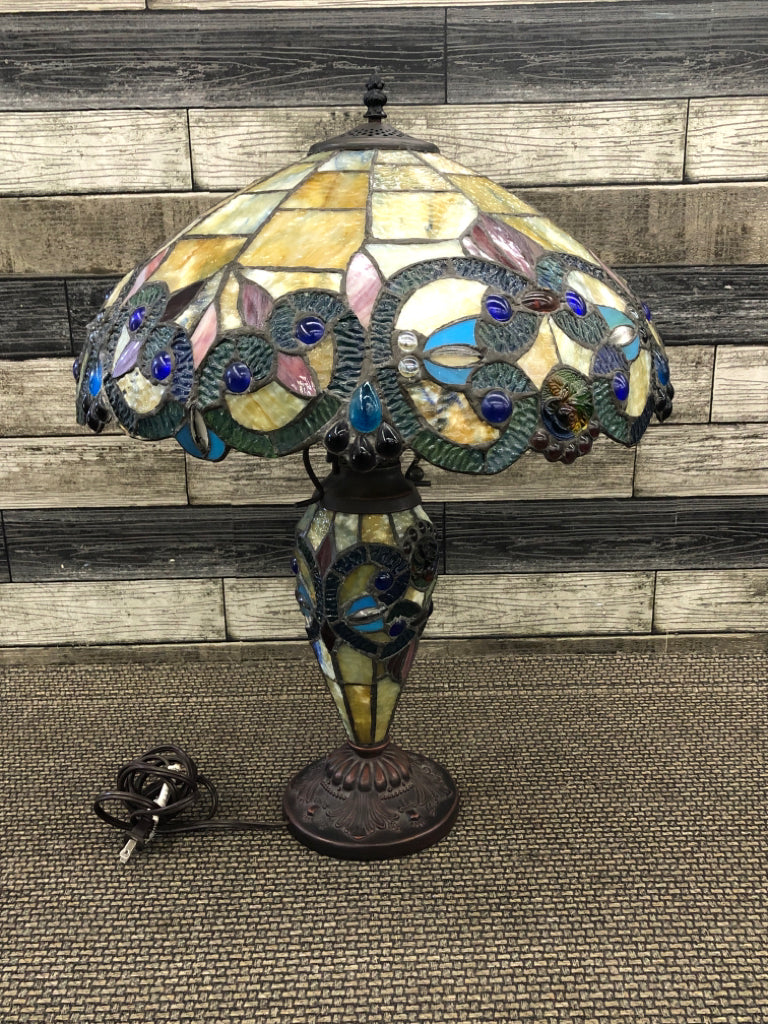 TIFFANY STYLE LIGHTING HALSTON DOUBLE LIT STAINED GLASS TABLE LAMP.