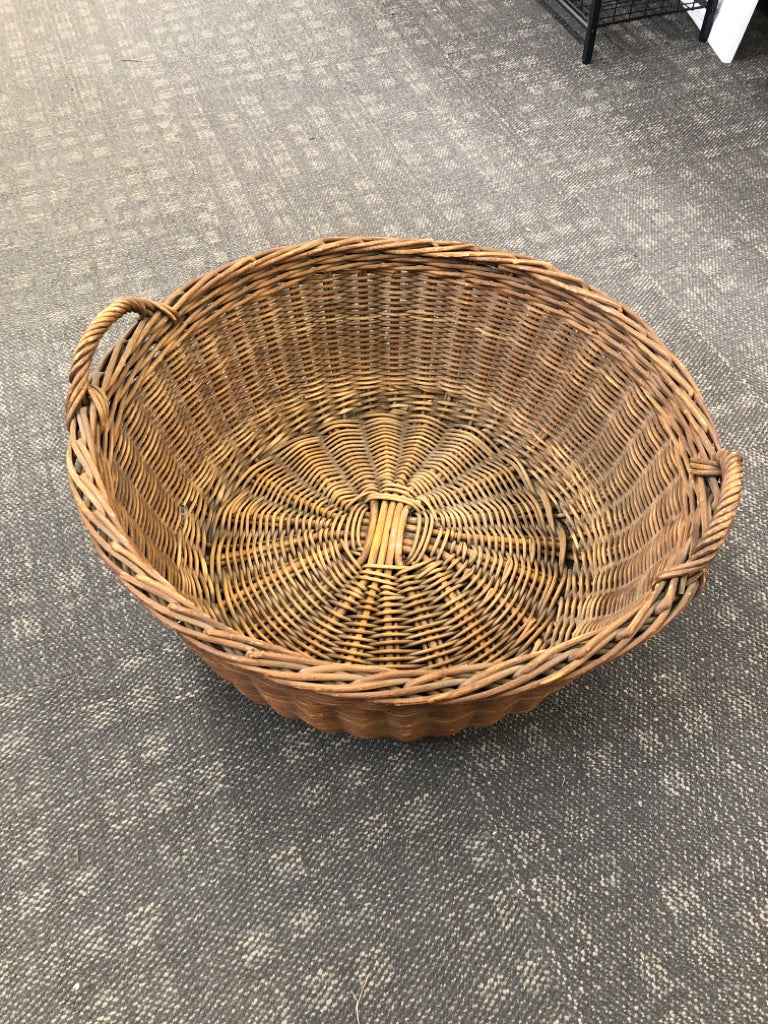 LG DARK BROWN WOVEN BASKET W/HANDLES.