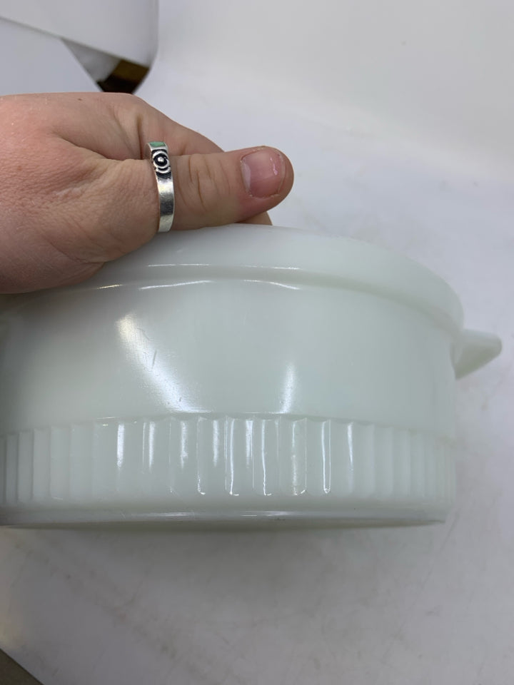 CIRCLE CASSEROLE DISH W/ RIBBED BOTTOM HANDLES.