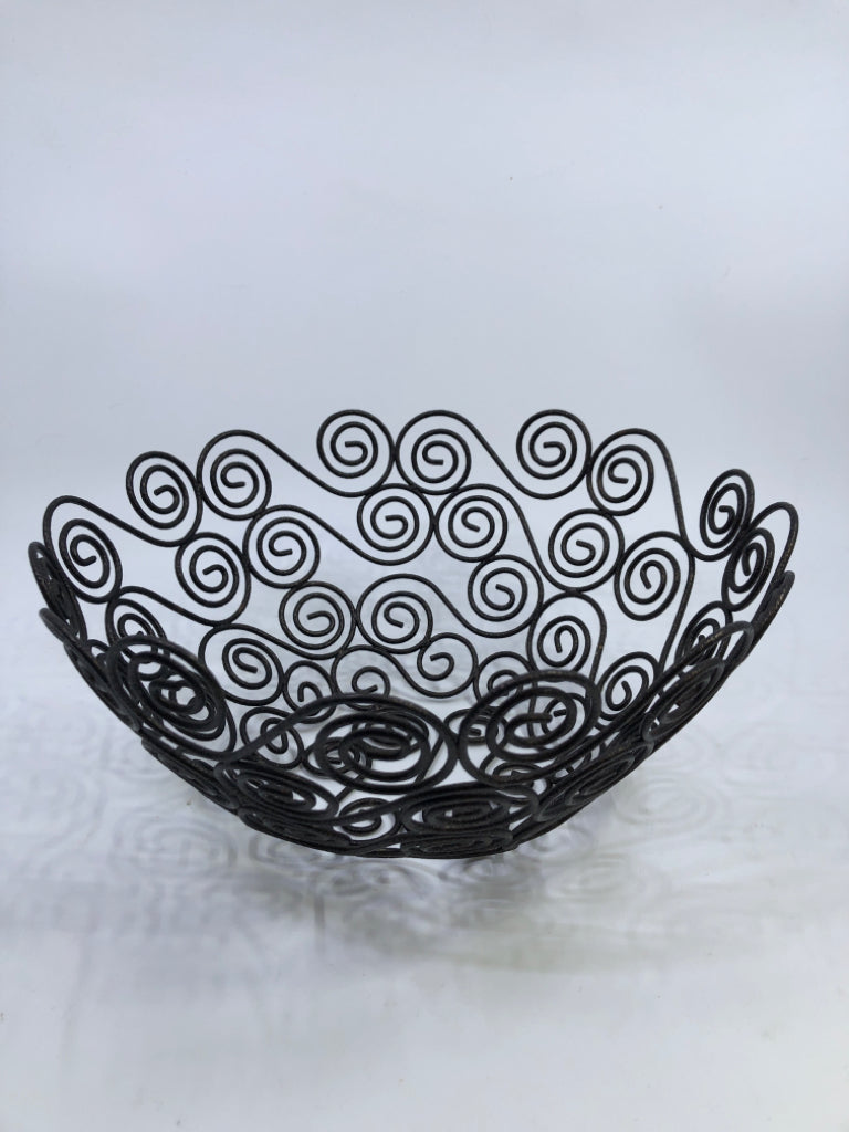 SWIRL METAL BASKET.
