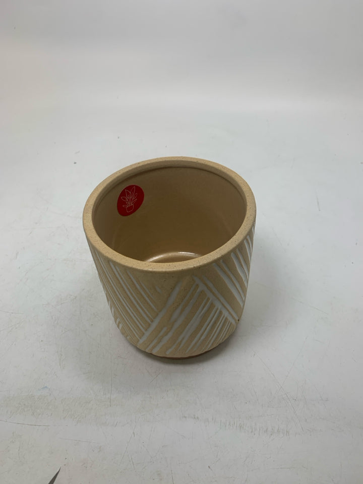 LINED SMALL ROUGH PLANTER.