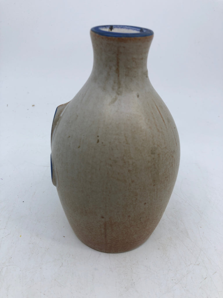 GREY TEAR DROP VASE W BLUE ACCENTS.