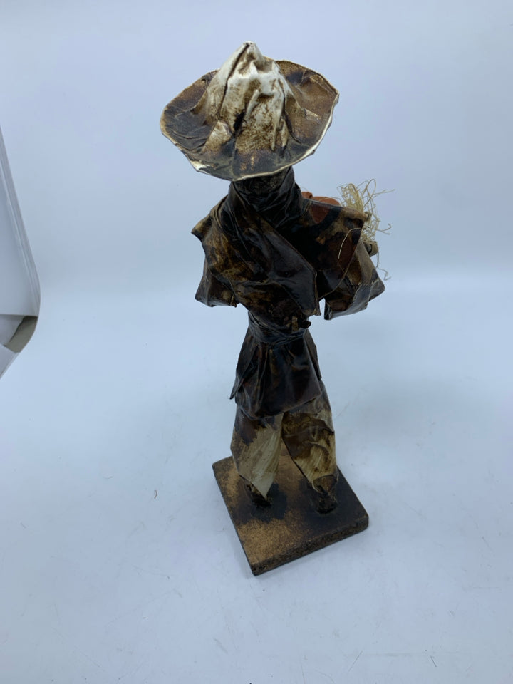 MEXICAN FOLK ART PAPER MACHE FIGURES.