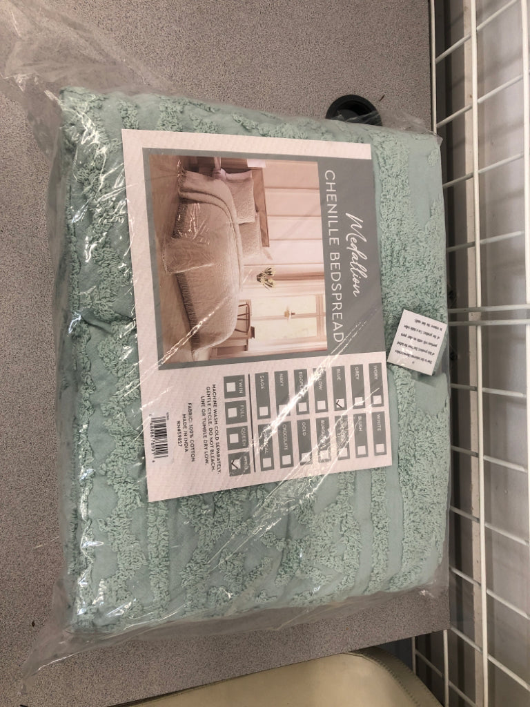 NIP BLUE CHENILLE BEDSPREAD KING.