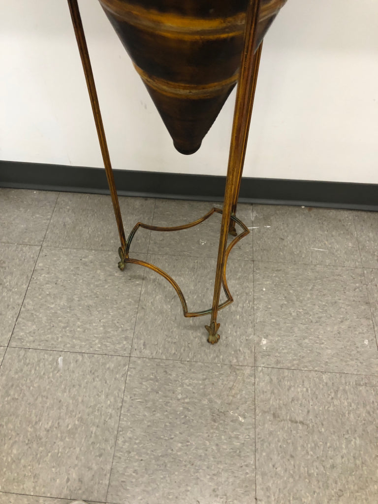 LARGE METAL TAN TEXTURED PLANTER IN STAND.