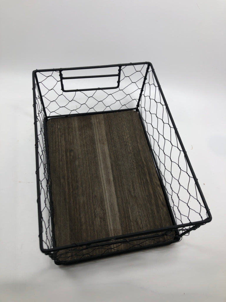 SM RUSTIC WIRE BASKET.