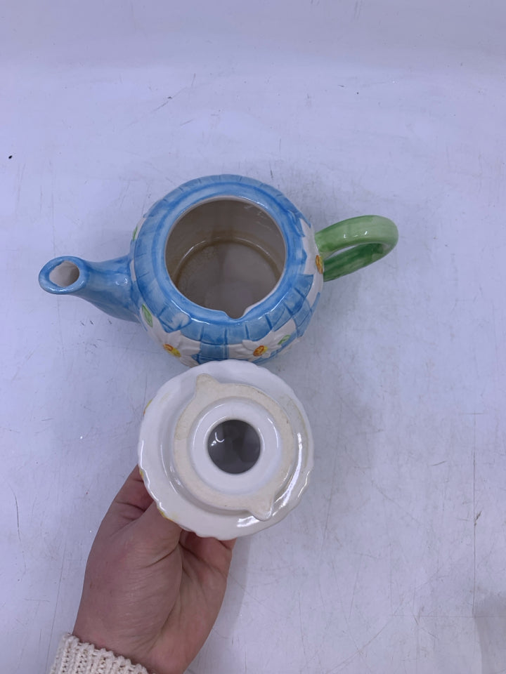 SMALL LIGHT BLUE CHECKERED W/ EMBOSSED DAISIES.