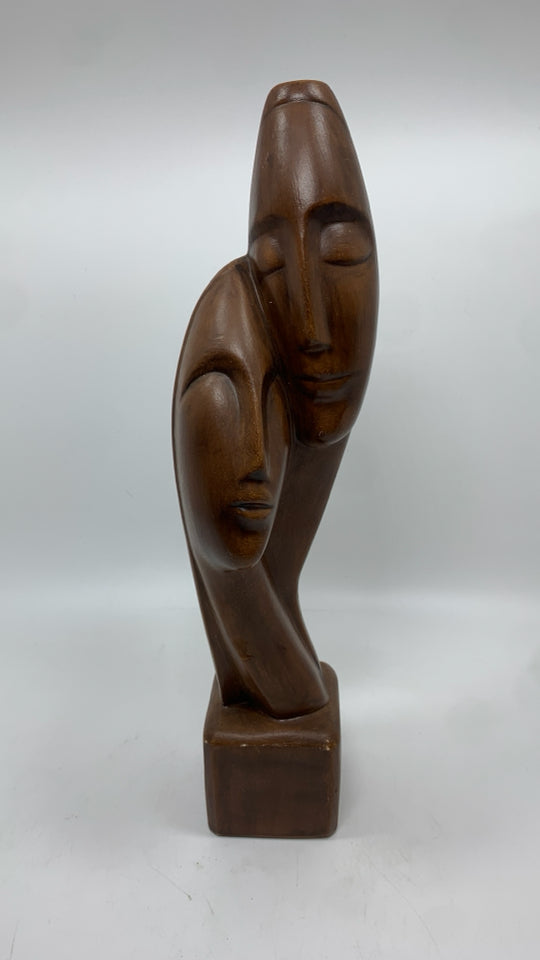 CERAMIC LOVING FACE FIGURE.