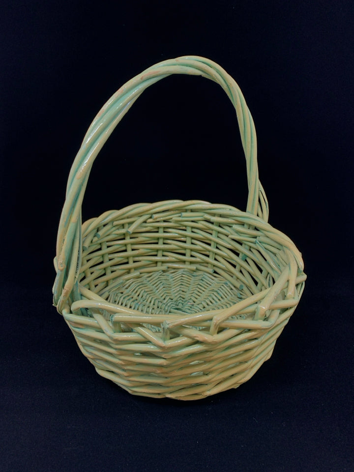 ROUND GREEN WOVEN BASKET W/HANDLE.