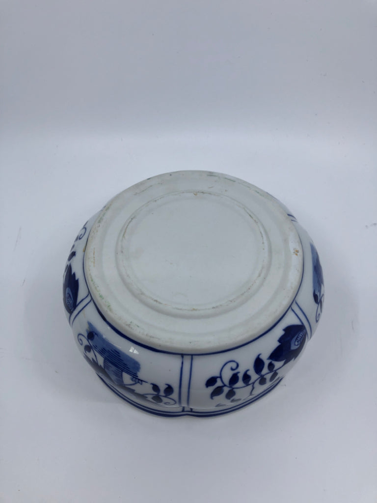 SMALL BLUE AND WHITE ONION PATTERN PLANTER.