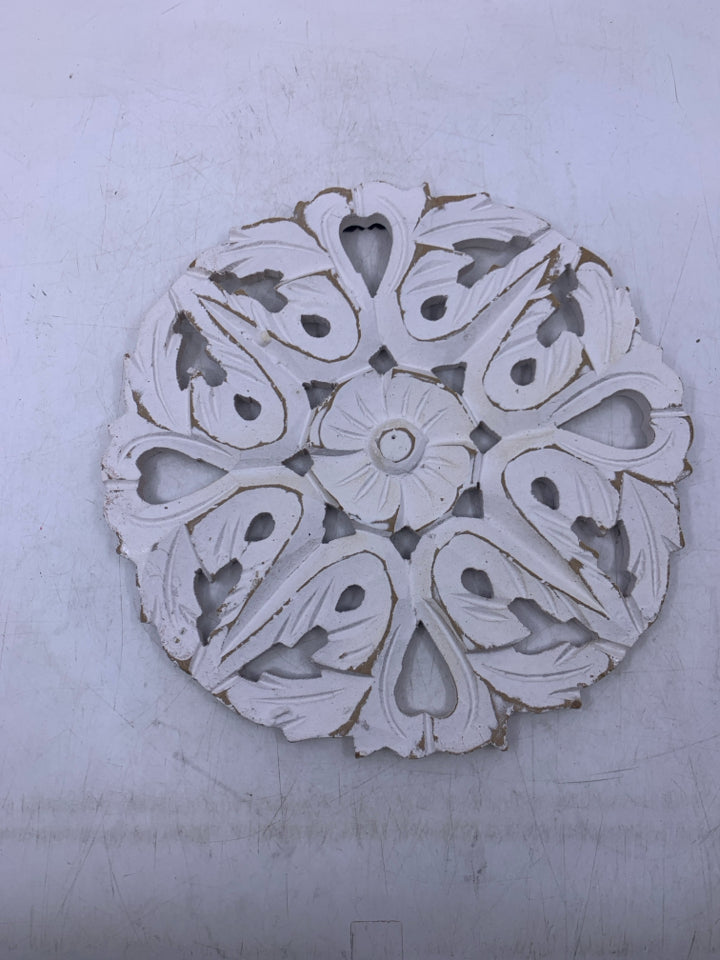CIRCLE WHITE WOOD CUTOUT WALL HANGING.