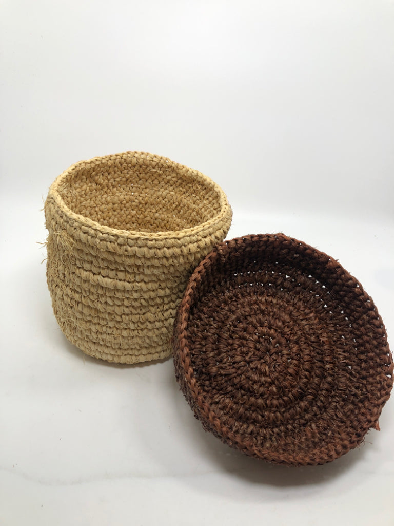 2-TONED WOVEN BASKET W/LID.