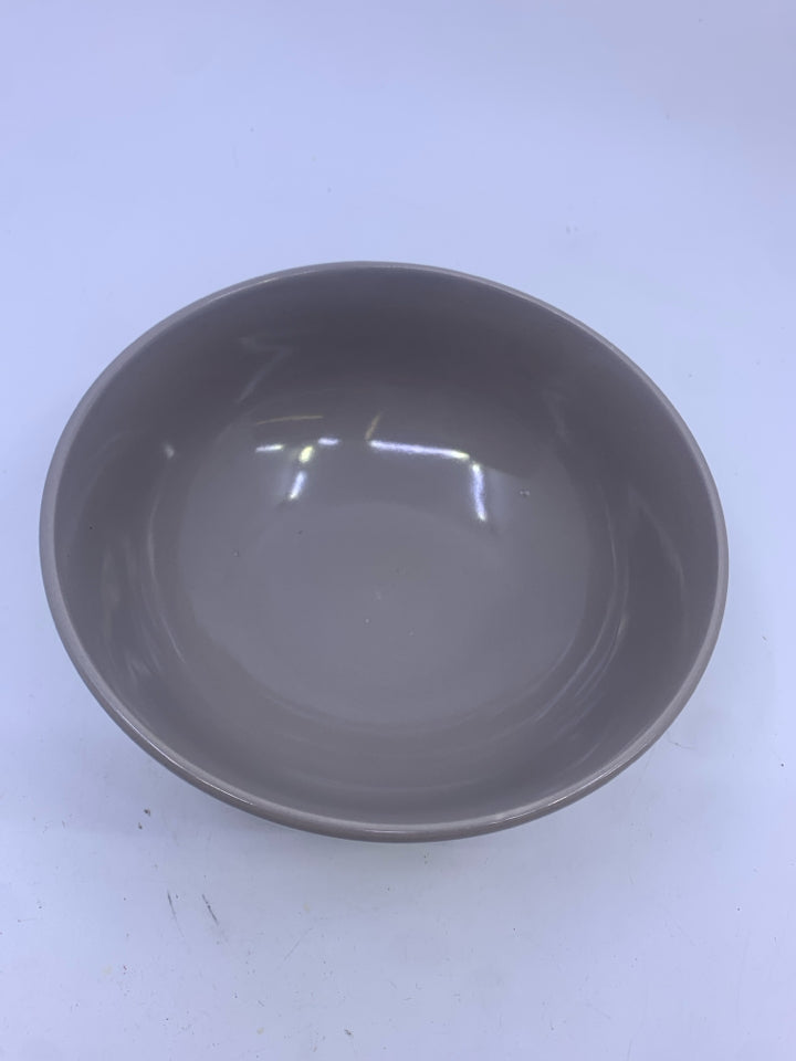 4 GREY/BROWN SHALLOW BOWLS.