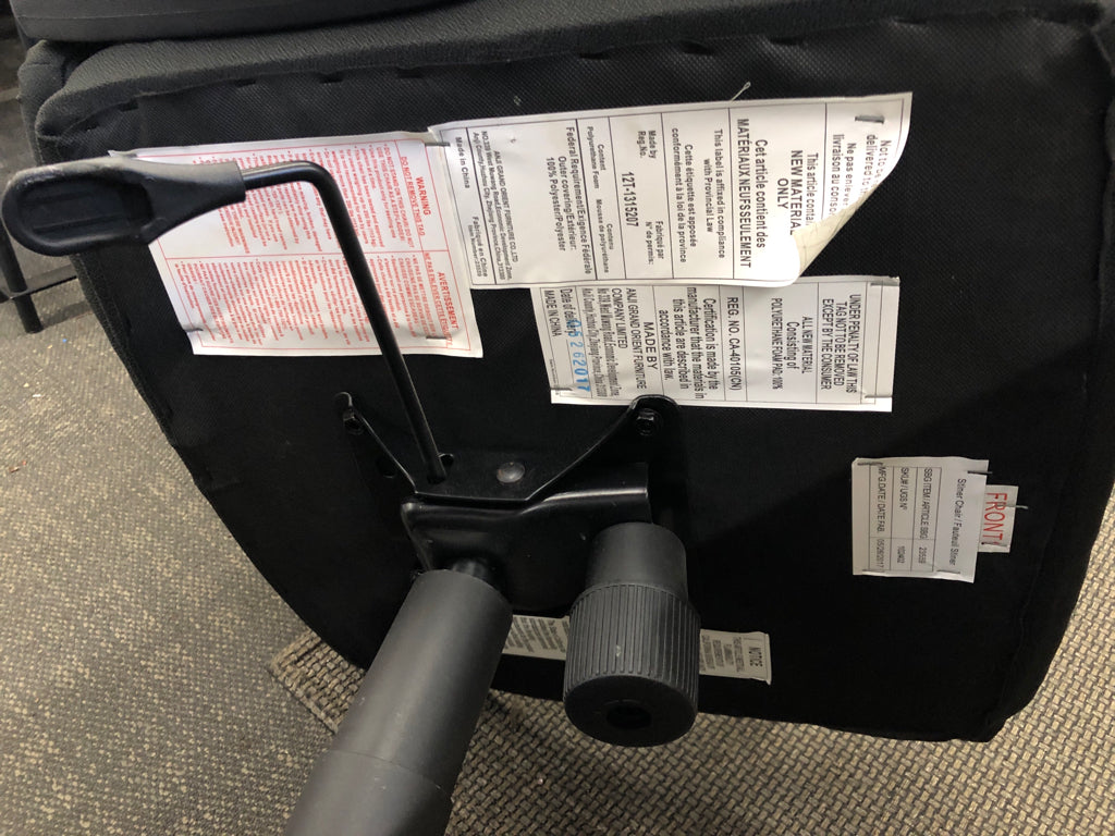 BLACK SWIVEL OFFICE CHAIR.