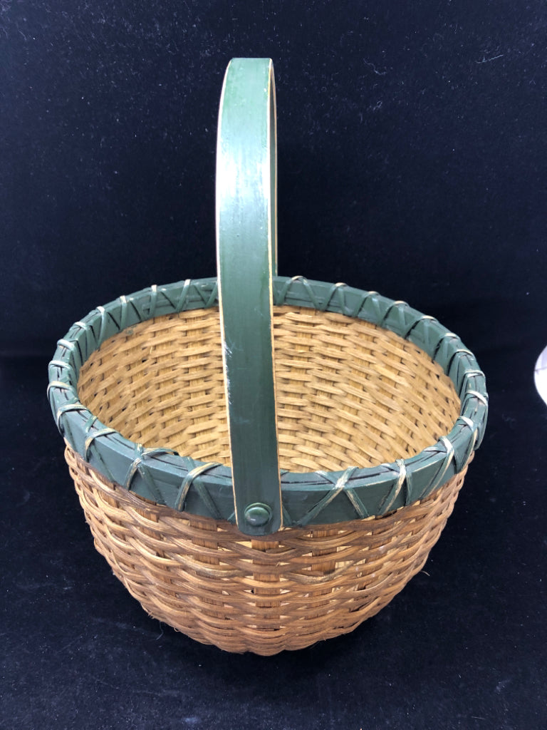 ROUND WOVEN BASKET W/GREEN TRIM.