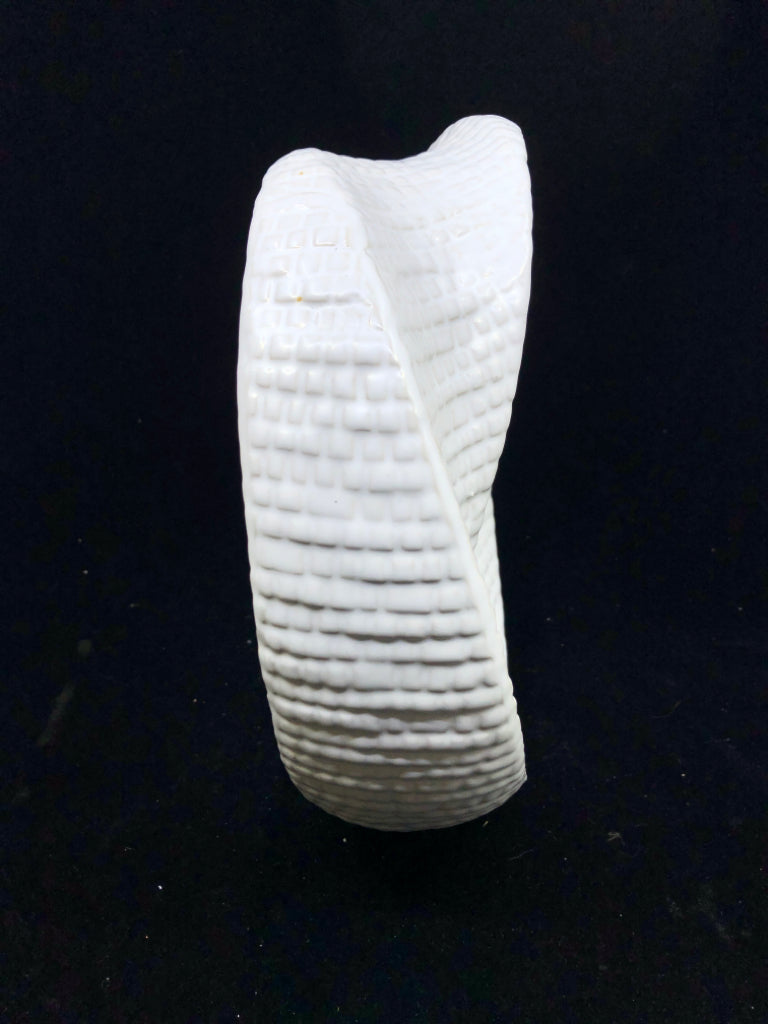 WHITE ROUND CERAMIC CENTERPIECE.