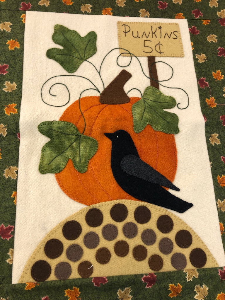 "PUNKIN" QUILTED CROW BANNER.