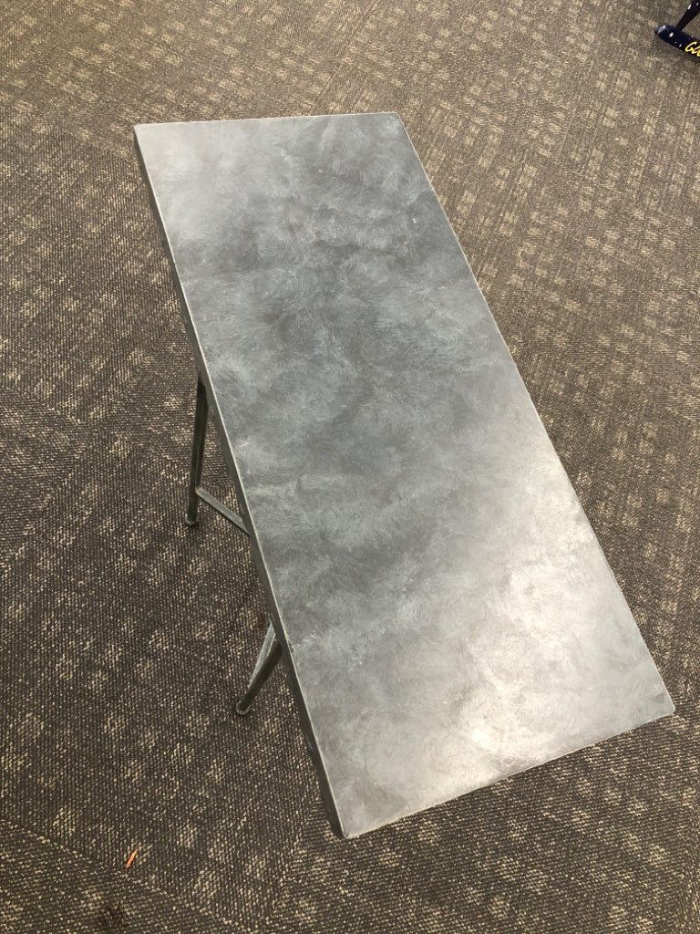 METAL SCALLOPED SIDE TABLE.