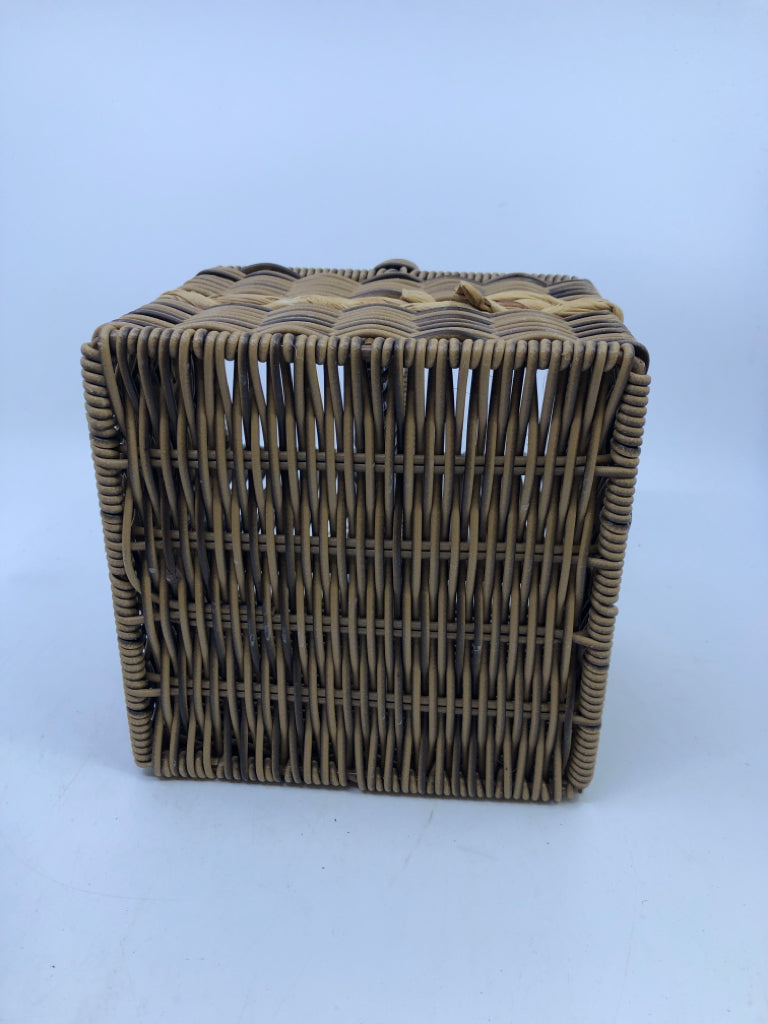 DIVIDED WICKER BASKET W HANDLE.