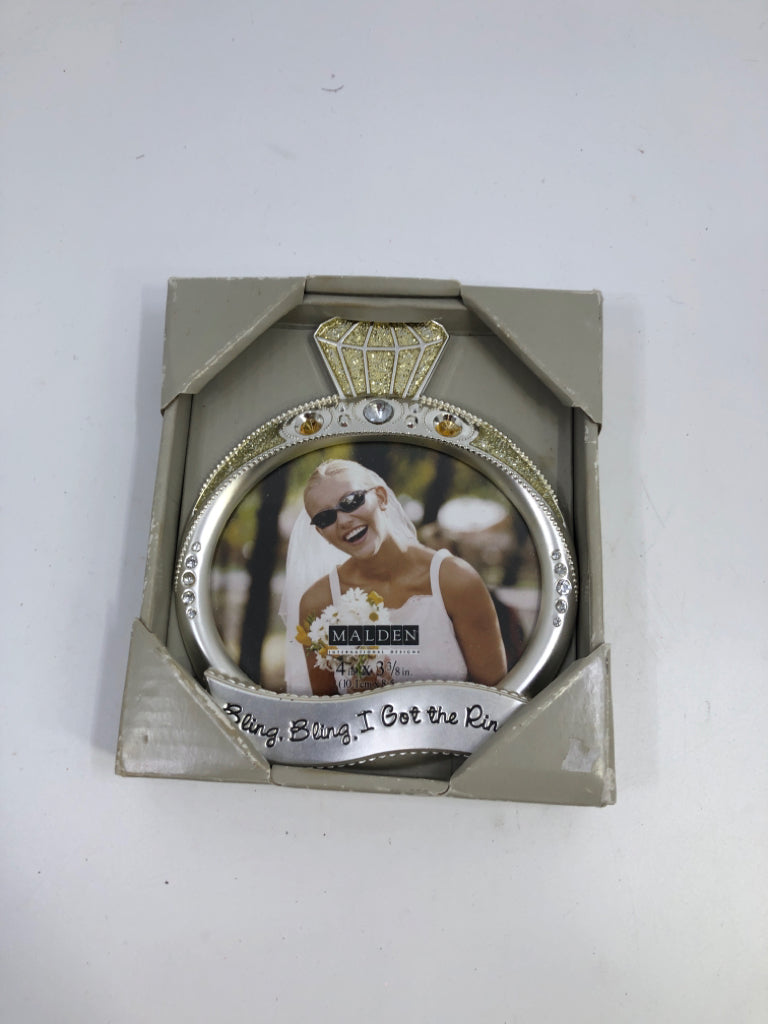 NIP BLING BLING RING PICTURE FRAME MALDEN.