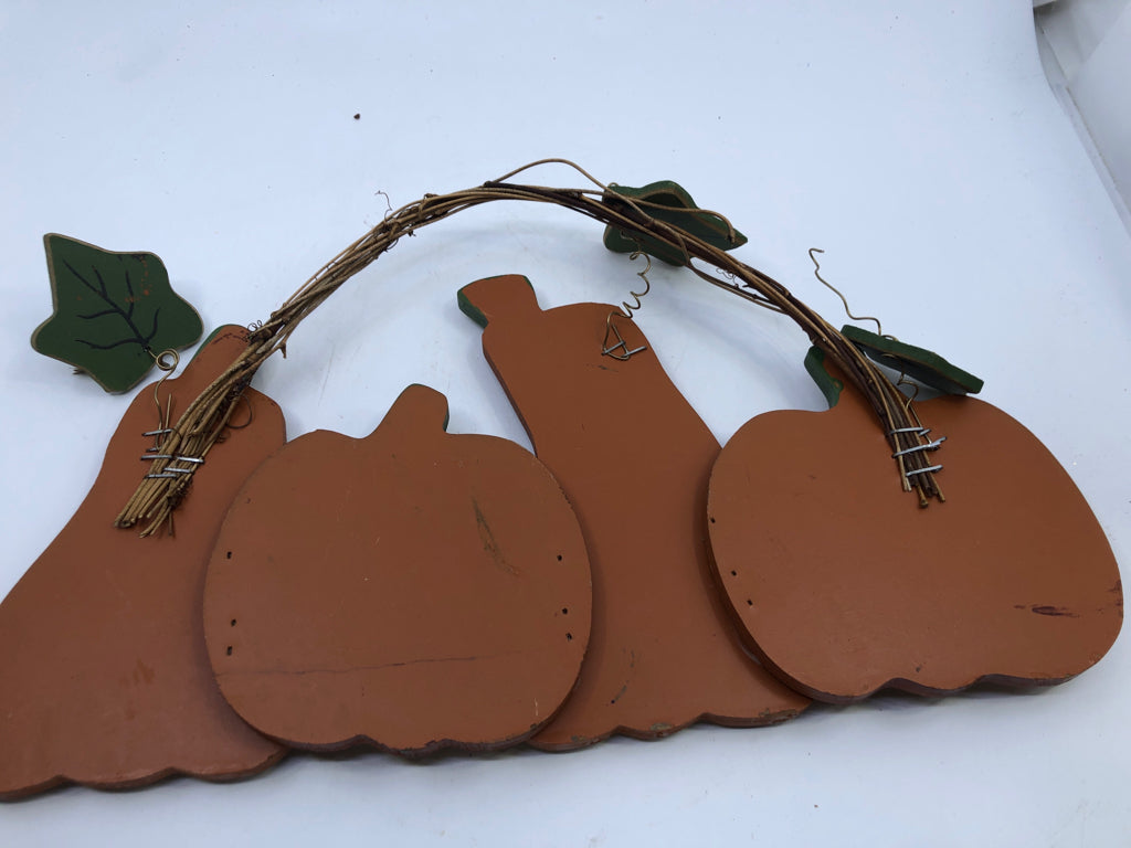FALL PUMPKINS WALL HANGING.