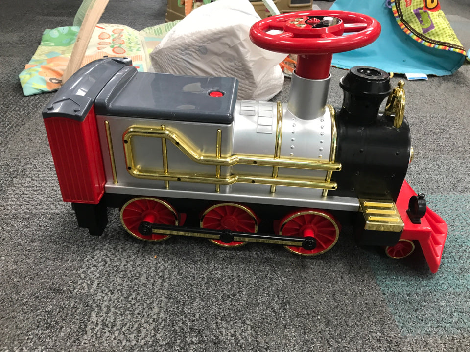 FAO SCHWARZ RIDE-ON RAILWAY WITH TRACKS AND CHARGING CORD