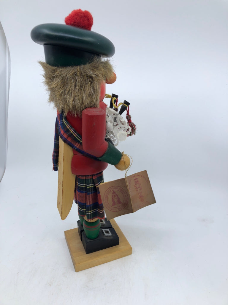 SCOTTISH BAGPIPER NUTCRACKER W GERMANY - HOLZKUNST CHRISTIAN ULBRICHT.