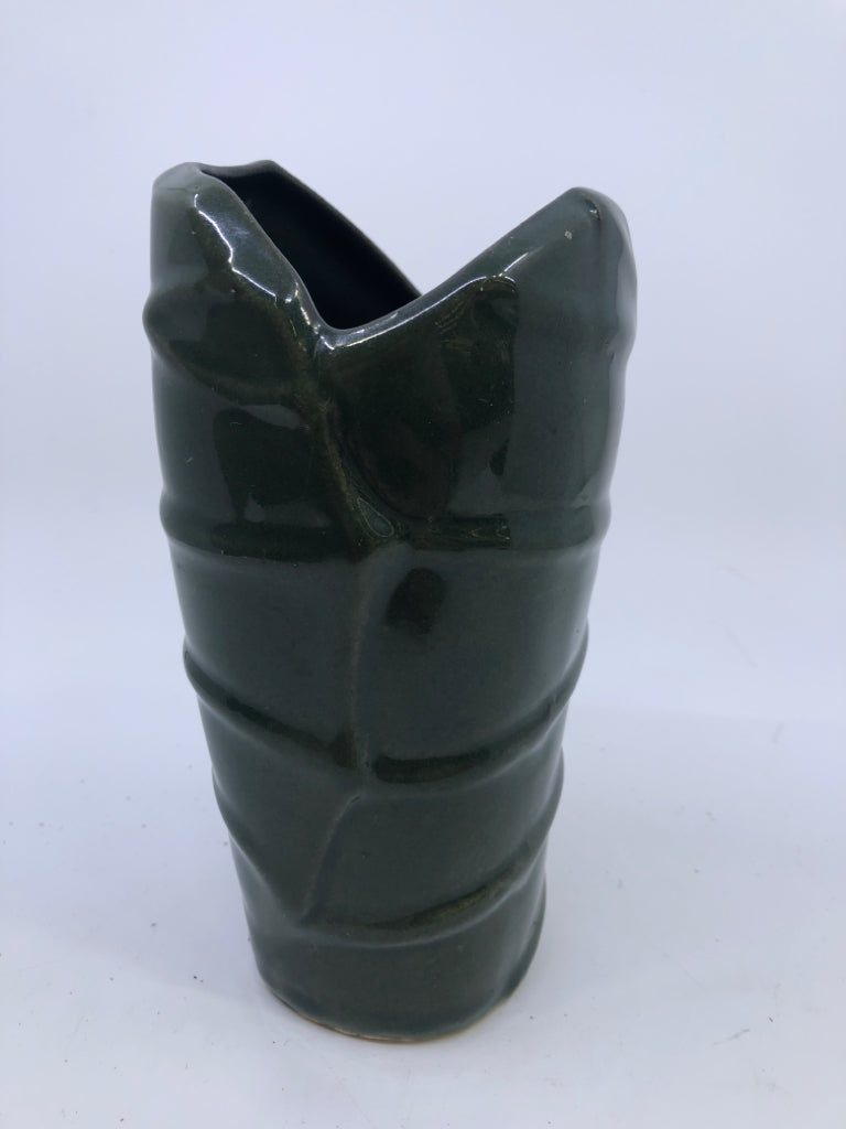 GREEN RIBBED CERAMIC VASE.