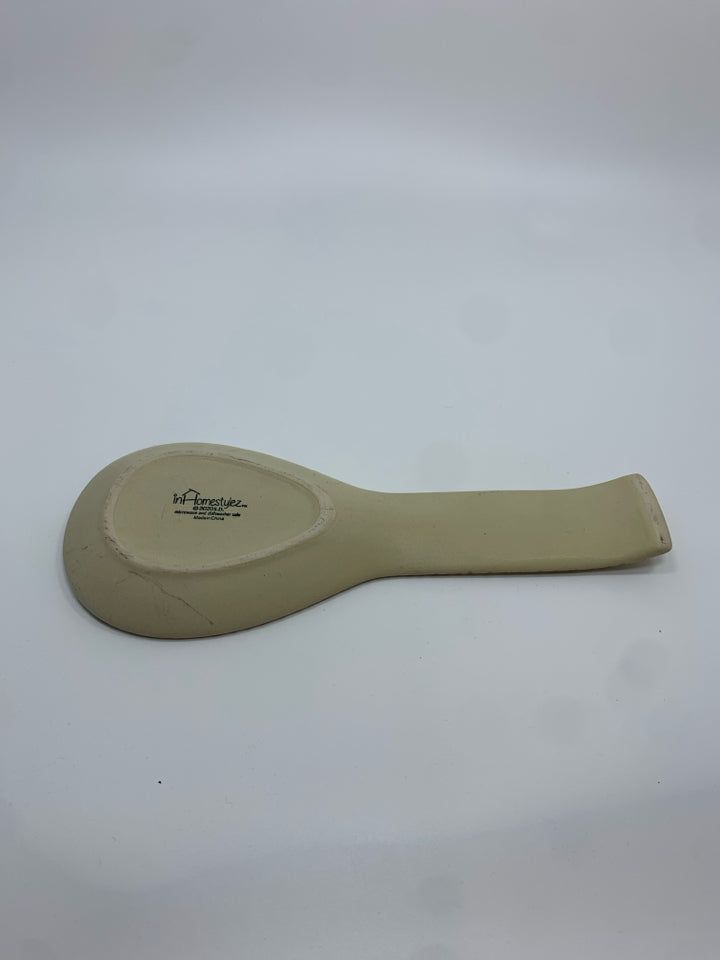 HUMMINGBIRD EMBOSSED STONEWARE SPOON REST.