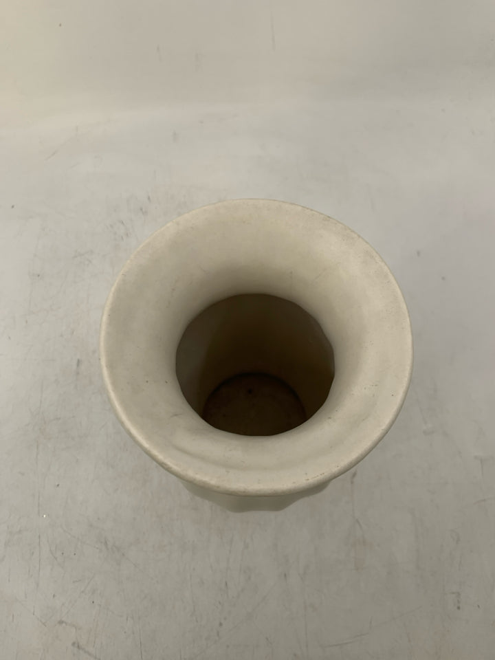 VTG CERAMIC VASE.