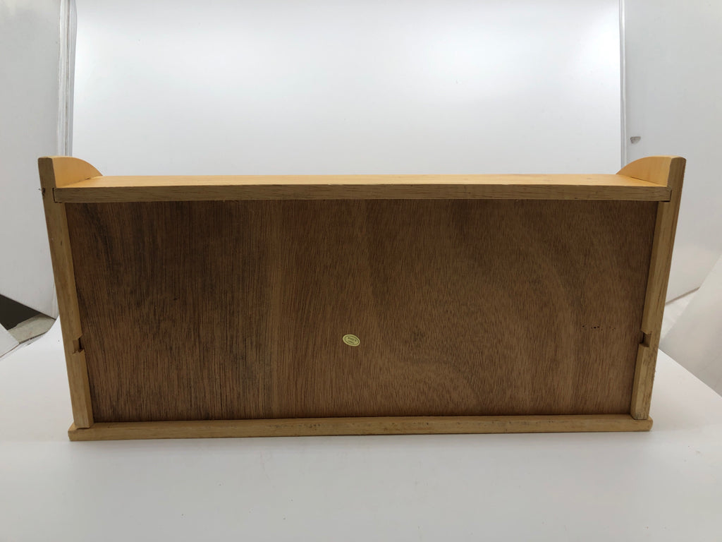 DIVIDED WOODEN ORGANIZER.