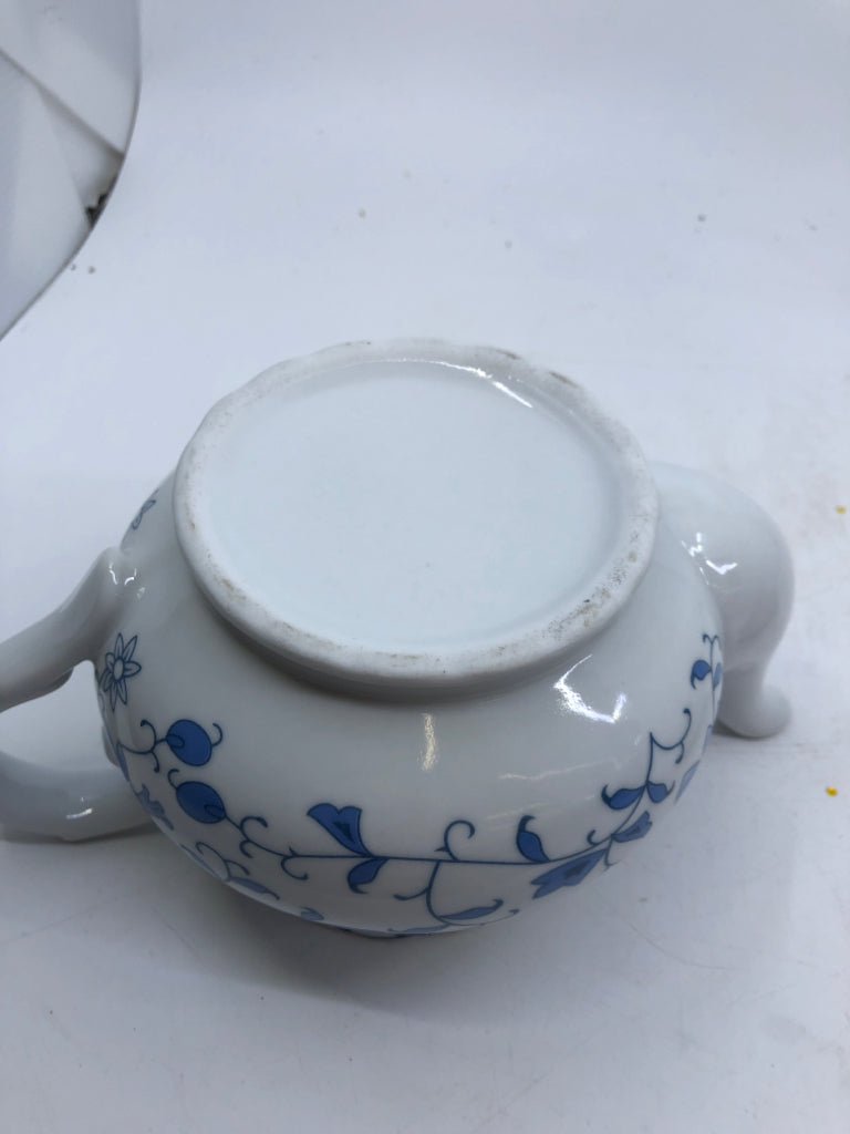 BLUE AND WHITE FLORAL PATTERN TEAPOT.