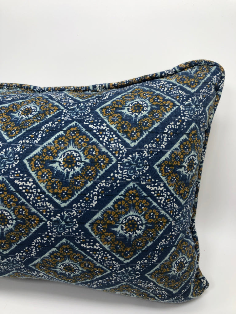 SM FLOREAL STITCHED RECTANGULAR PATTERNED PILLOW.