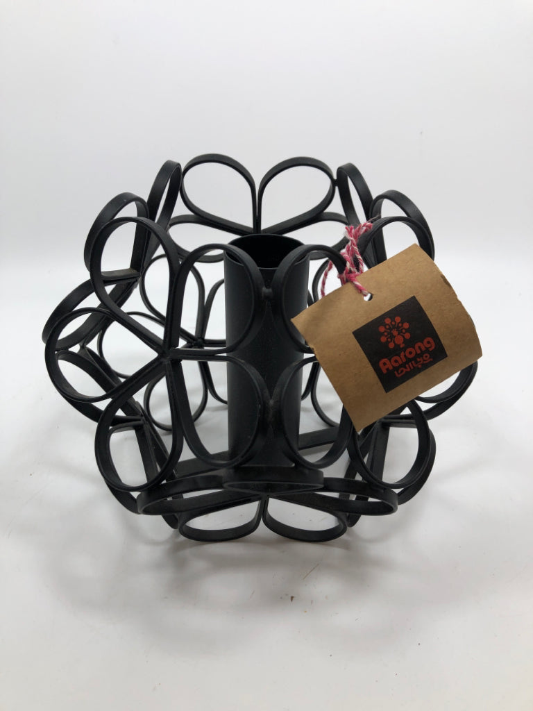 NWT METAL FLOWER CANDLE HOLDER.