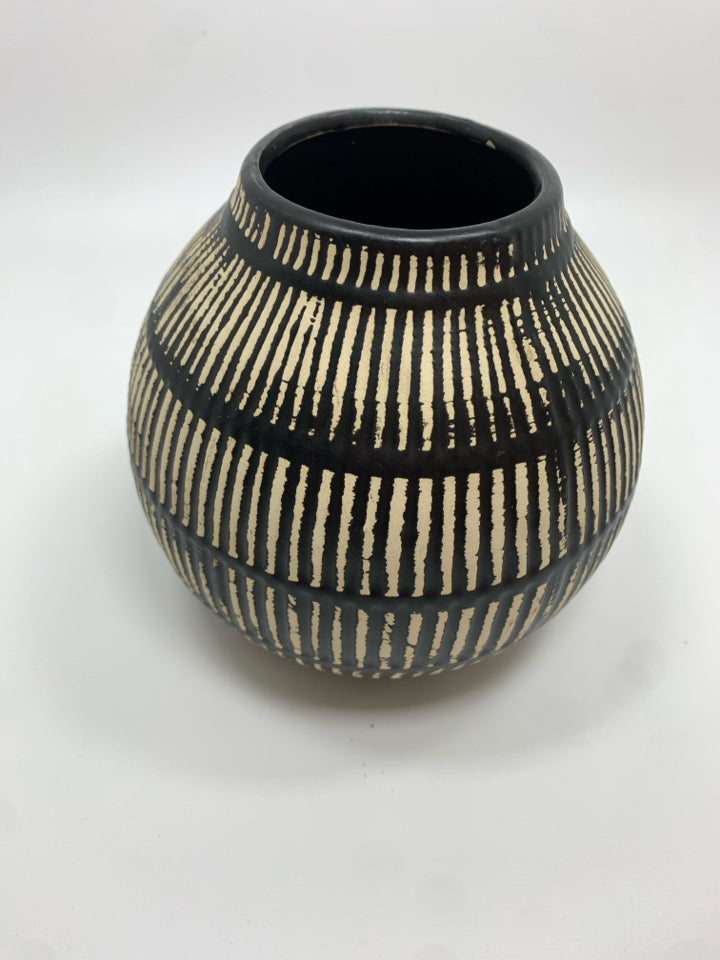 BLACK W/WHITE LINES BUD VASE.