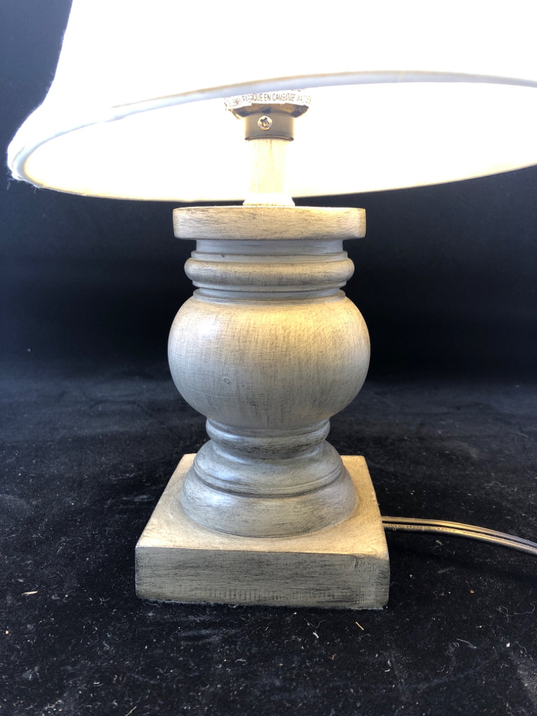 GREY WOOD BASE TABLE LAMP W/CREAM SHADE.