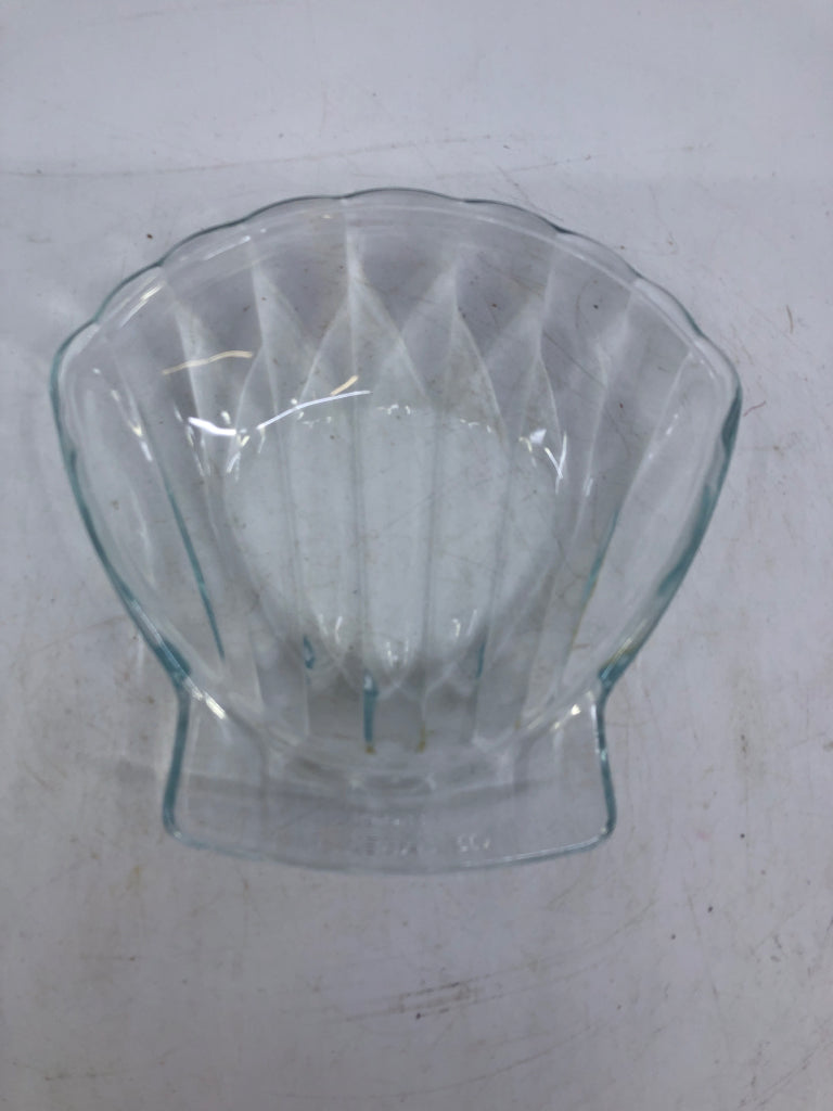 3 VTG PYREX SHELL SHAPED BOWLS.