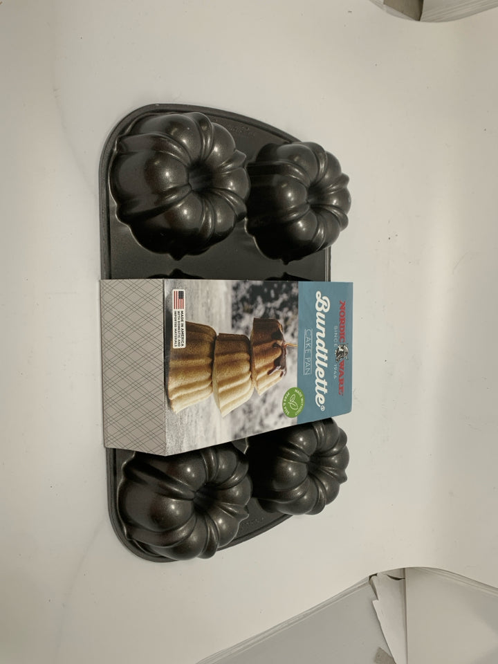 NIP BUDNTLETTE CAKE PAN.